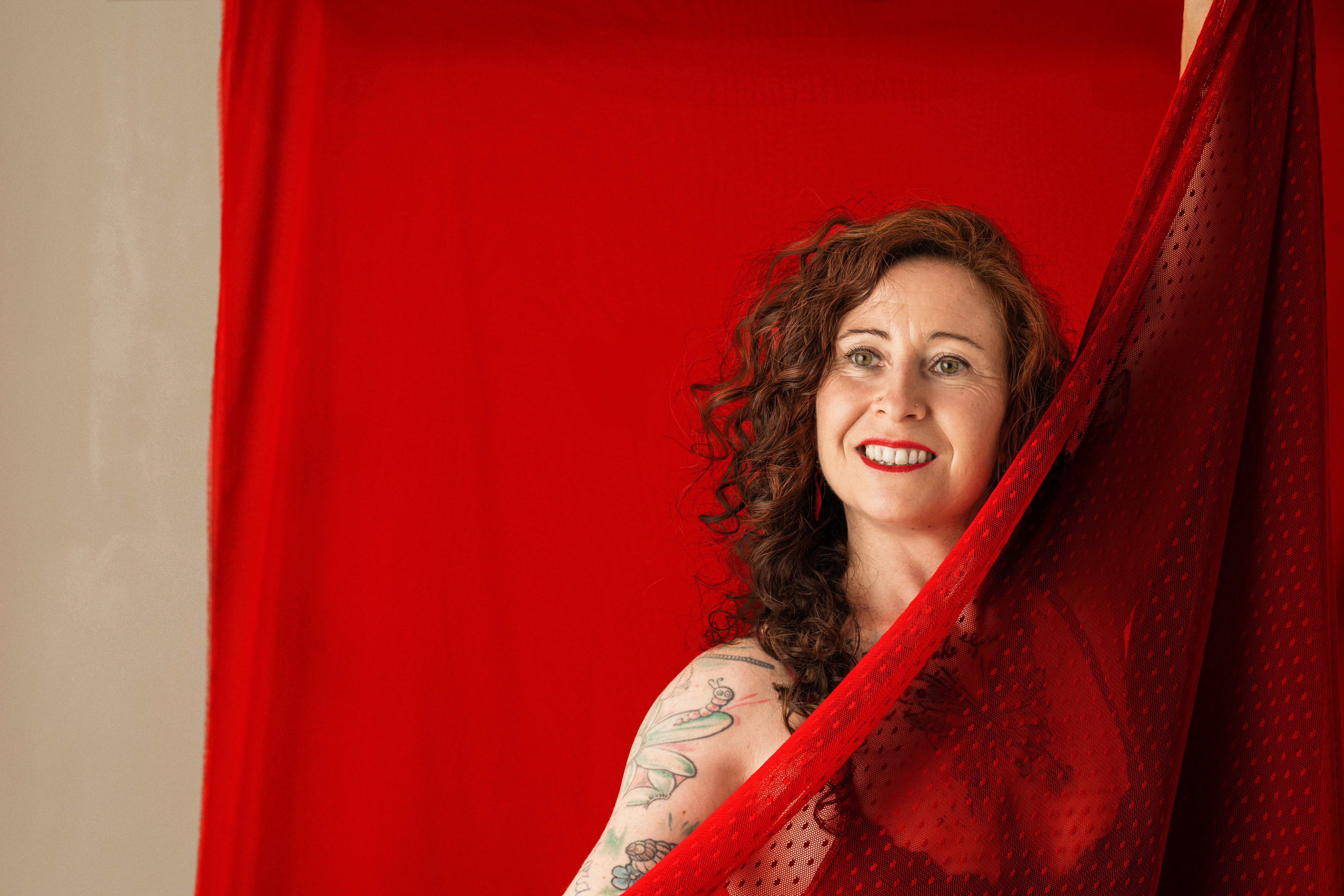 Marina Villanueva con tela roja