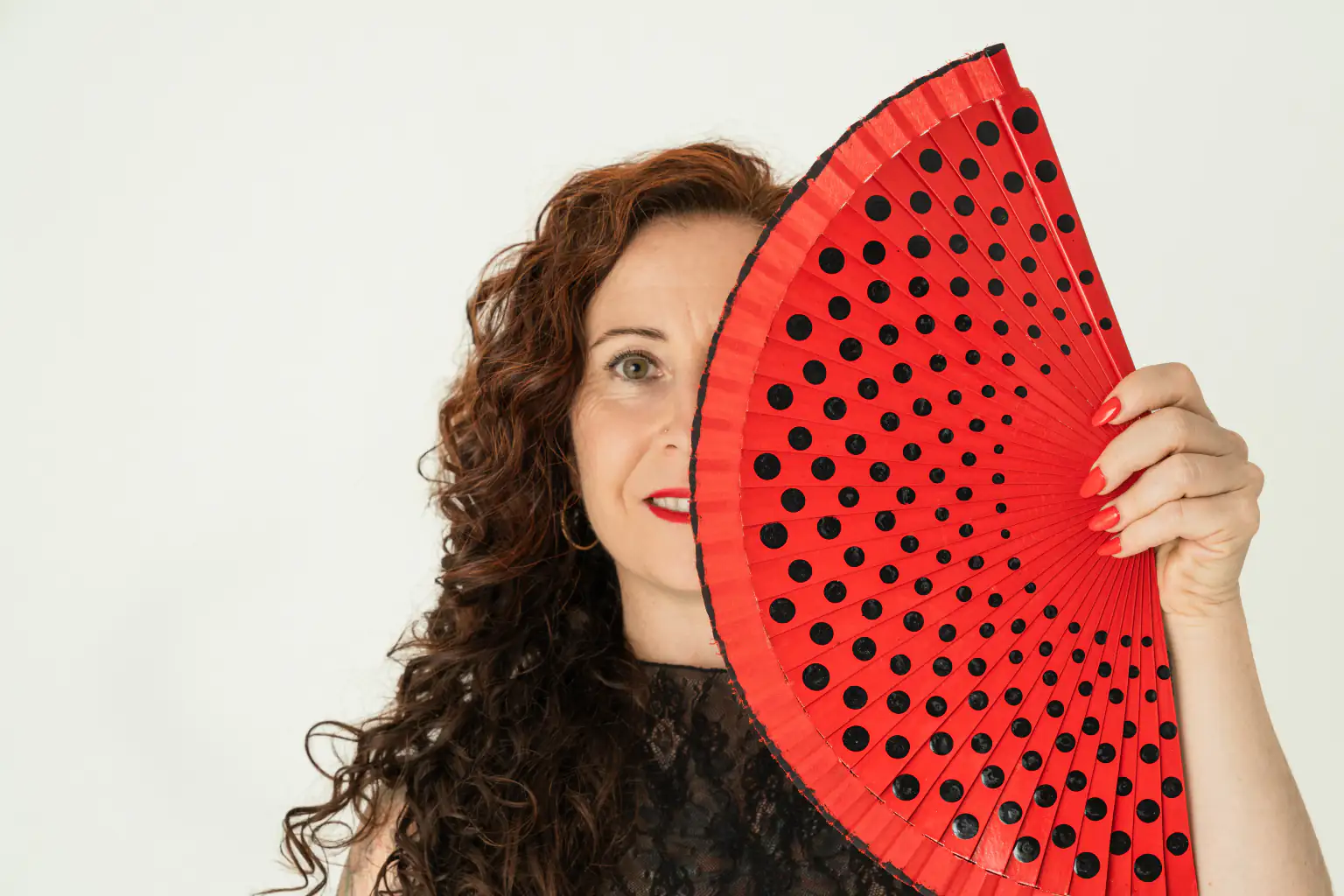 Marina con abanico rojo